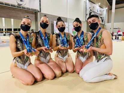 Ander Olcoz y sus compañeras del Lagunak lucen las medallas logradas en Valencia. / U. A.