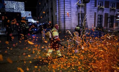 Los operarios limpian la Puerta del Sol tras las campanadas de Año Nuevo que concentraron a miles de personas.
