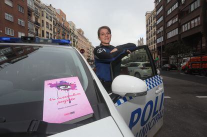 La policía municipal Noelia Colmenarejo, con su libro el pasado viernes en la unidad de Chamberí.
