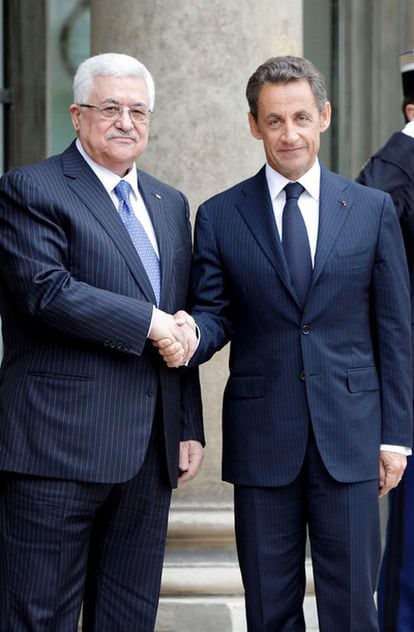 El presidente de la Autoridad Palestina, Mahmud Abbas, y el presidente de Francia, Nicolás Sarkozy, se dan la mano a las puertas del Palacio del Elíseo, en París. Abbas está realizando una visita a Francia de dos días que ha coincidido con la reanudación de las construcciones en los asentamientos israelíes.