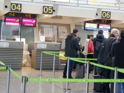 Dos mostradores de Iberia cerrados el sábado en el aeropuerto de Bilbao.