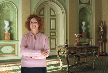 Cayetana Fitz-James Stuart, duquesa de Alba, posa en el recibidor del palacio de Liria en Madrid en el a&ntilde;o 2000