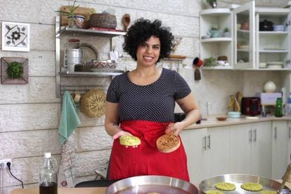 Mirna Bamieh y una masa de pan dulce sin cocer