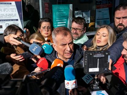El dueño de Atrio, José Polo, habla hoy con los medios a su llegada a la vista sobre el robo de las botellas de vino de Atrio, en la Audiencia Provincial de Cáceres,