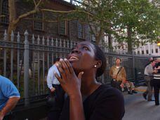 Una mujer mira a las Torres Gemelas el 11-S en Nueva York.