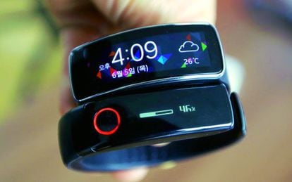 Los relojes y pulseras inteligentes se comunican con el 'smartphone' y miden distancia, calorías, pulso...