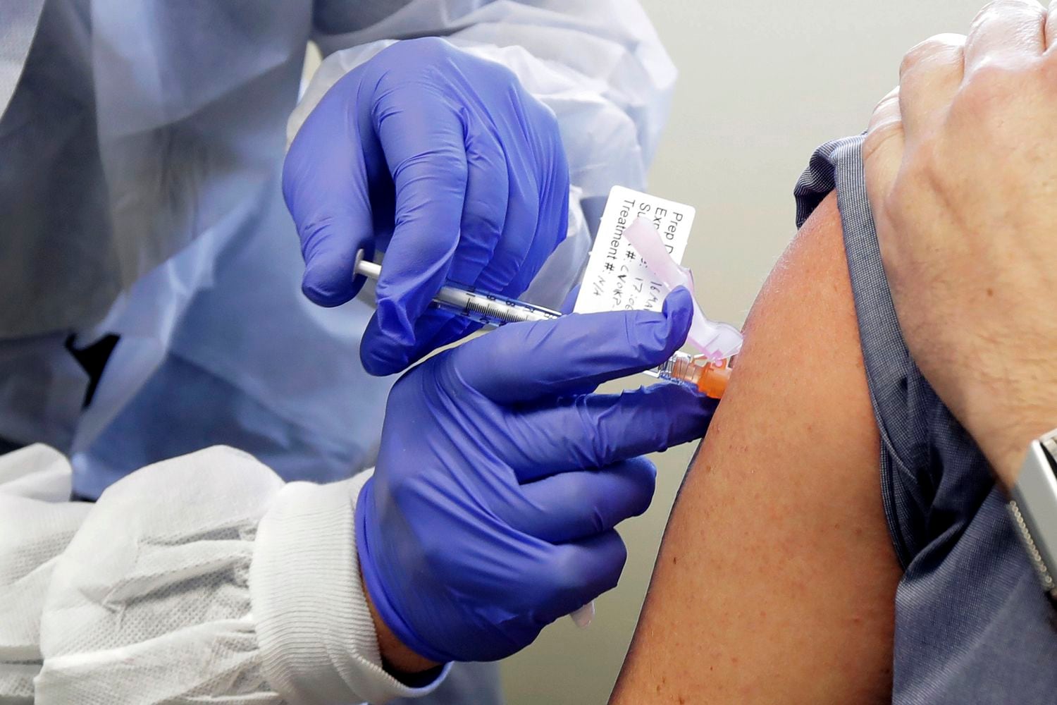 Una persona voluntaria recibe la vacuna experimental de Moderna en Seattle (EE UU), en marzo.