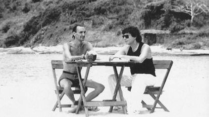 Javier Anastasio (izquierda) con el periodista Jesús Quintero en la playa de Buzios (Brasil), en 1990.