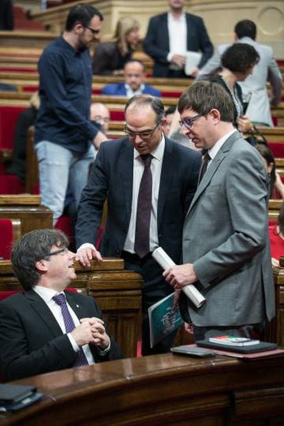 D'esquerra a dreta, Carles Puigdemont, Jordi Turull i Carles Mundó.