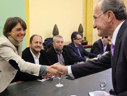 Elena Cort&eacute;s y Francisco de la Torre, se saludan durante la reuni&oacute;n mantenida por el metro de M&aacute;laga.