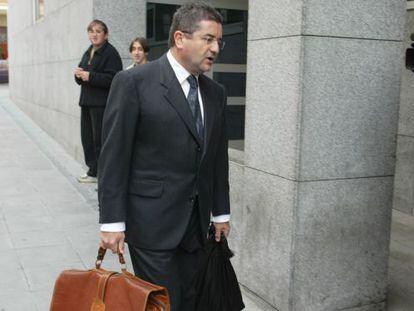 El abogado Txema Montero, a su llegada al Palacio de Justicia de Bilbao, para participar en la acusaci&oacute;n particular en el caso Brouard. 