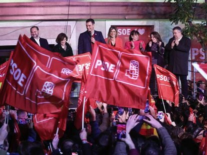 Sánchez celebra los resultados electorales en la sede socialista en Madrid.