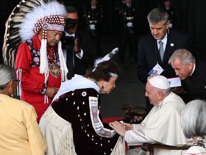 Edmonton (Canada), 24/07/2022.- Pope Francis meets members of an indigenous tribe during his welcoming ceremony at Edmonton International Airport in Alberta, western Canada,24 July 2022. The five-days visit is the first papal visit to Canada in 20 years. (Papa) EFE/EPA/CIRO FUSCO
