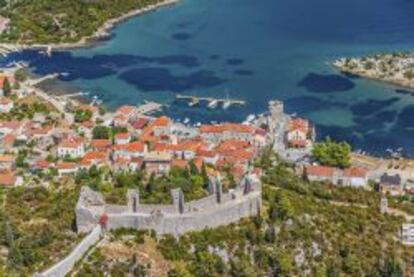 Vista de Dubrovnik, con la muralla en primer término.