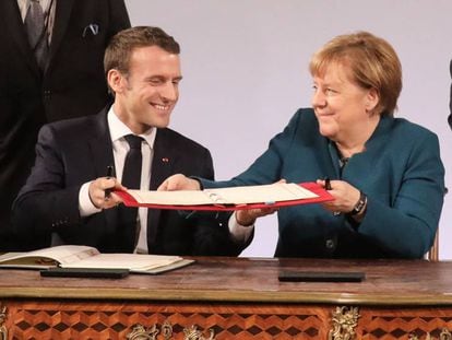 Emmanuel Macron y Angela Merkel durante la firma del tratado el 22 de enero.