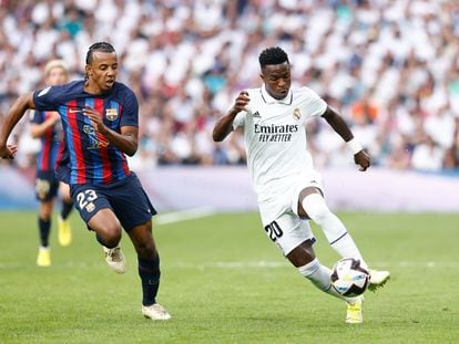 Vinicius Junior, en una acción contra Koundé en el clásico en el Bernabéu este domingo.