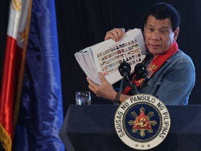 Duterte muestra un registro de personas supuestamente involucradas con las drogas, durante un discurso este jueves.