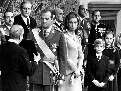 El rey jura las leyes durante su proclamaci&oacute;n, el 22 de noviembre de 1975.