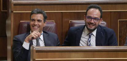 Pedro S&aacute;nchez y Antonio Hernando en el debate de investidura.