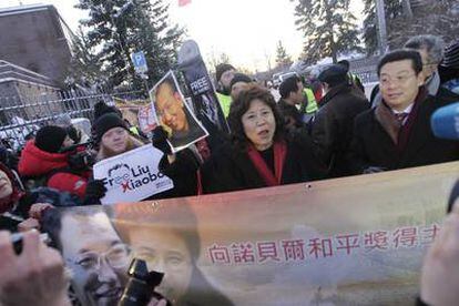 Simpatizantes del premio Nobel de la Paz 2010, Liu Xiaobo, se manifiestan hoy fuera de la embajada china en Oslo