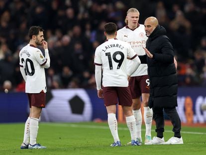 Pep Guardiola, entrenador del Manchester City, conversa con Julián Álvarez en presencia de Bernardo Silva y Erling Haaland en el partido de Premier ante el Aston Villa.