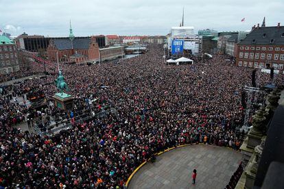 Asistentes a la coronación de Federico X ante el palacio de Christiansborg en Copenhague, en espera del primer discurso del nuevo rey de Dinamarca, este domingo.