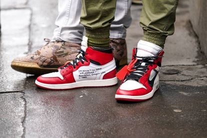 Unas de las primeras Air Jordan en versión conmemorativa calzadas por un asistente a la Semana de la Moda de París el año pasado.