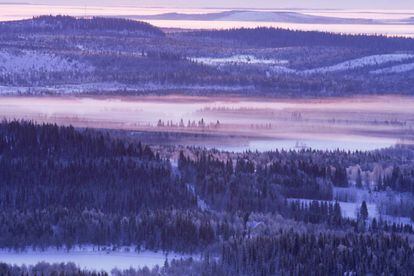 Cuando no podamos aguantar las ganas de volver esquiar, Ruka es la opción: esta estación finlandesa presume de tener la temporada más larga de esquí en Europa, fuera de un glaciar. Las pistas suelen abrir en octubre (aunque son mejores a partir de noviembre) y no cierran hasta mayo. La mayoría de ellas están iluminadas, lo que permite esquiar durante las 24 horas de oscuridad de la noche polar, quizá contemplando alguna aurora boreal.