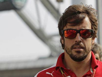 Alonso llega al paddock, en Singapur.