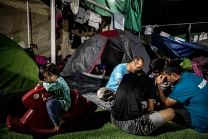 Un grupo de refugiados pasa la noche en el campamento improvisado a las afueras de Mitilene, en Lesbos (Grecia).