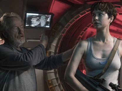 Ridley Scott dirige a Katherine Waterston en 'Alien: Covenant'.