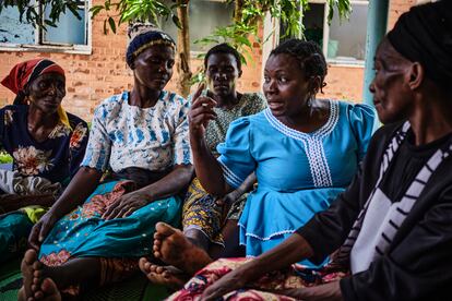 Martha Kambewa (en el centro, vestida de azul) tiene 42 años y fue paciente con cáncer de cuello uterino en el Hospital Central Queen’s Elizabeth de Blantyre, en la zona sur de Malaui. Tras pasar por cinco sesiones de quimioterapia y una histerectomía (operación para extraer el útero), el cáncer remitió. Ahora, su labor consiste en hablar con las mujeres sobre su experiencia para convencerlas de que terminen el tratamiento más allá de las dificultades del proceso.