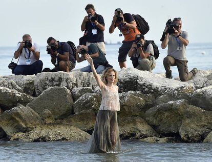 La actriz Sonia Bergamasco posa para la prensa en el Lido de Venecia.