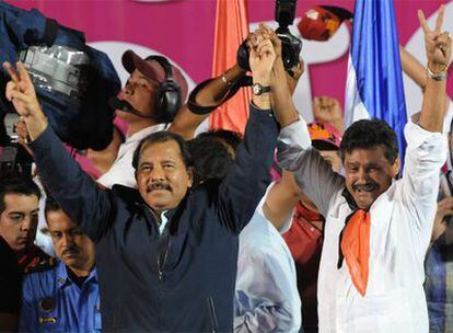 Ortega celebra junto al alcalde electo de Manaugua la decisión judicial.