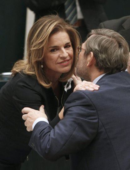 Jaime Lissavetzky besa a Ana Botella tras la votación del martes.