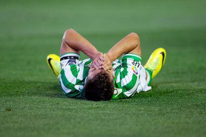 Chica, tumbado en el césped del Benito Villamarín durante el partido ante la Real