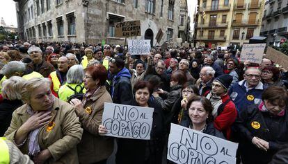 Miles de personas protestan en Valencia contra el copago en dependencia. 