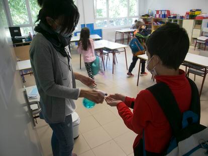 Desinfección de manos a la entrada a clase, el pasado junio en el colegio San Sebastián de El Bolao.