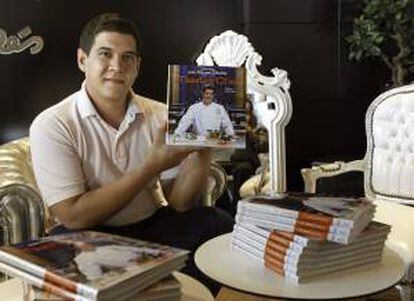 El ganador de la primera edición de MasterChef España, el almeriense Juan Manuel Sánchez, presenta su libro de recetas, uno de los premios que logró en el exitoso concurso televisivo. EFE/Archivo