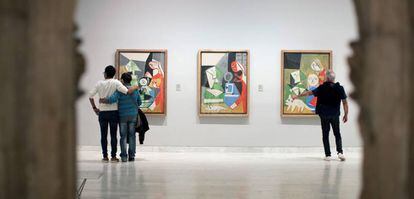 Tres visitants en una de les sales del Museu Picasso de Barcelona.