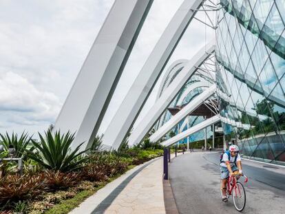 Un cicloturista en Gardens by the Bay, en Singapur, junto al edificio Flower Dome.