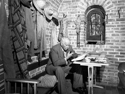 Carl Jung lee en su casa en K&uuml;snacht (Suiza) en 1949.