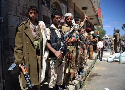 Soldados desertores montan un control en los accesos a la manifestación convocada hoy contra el gobierno en Saná, Yemen,