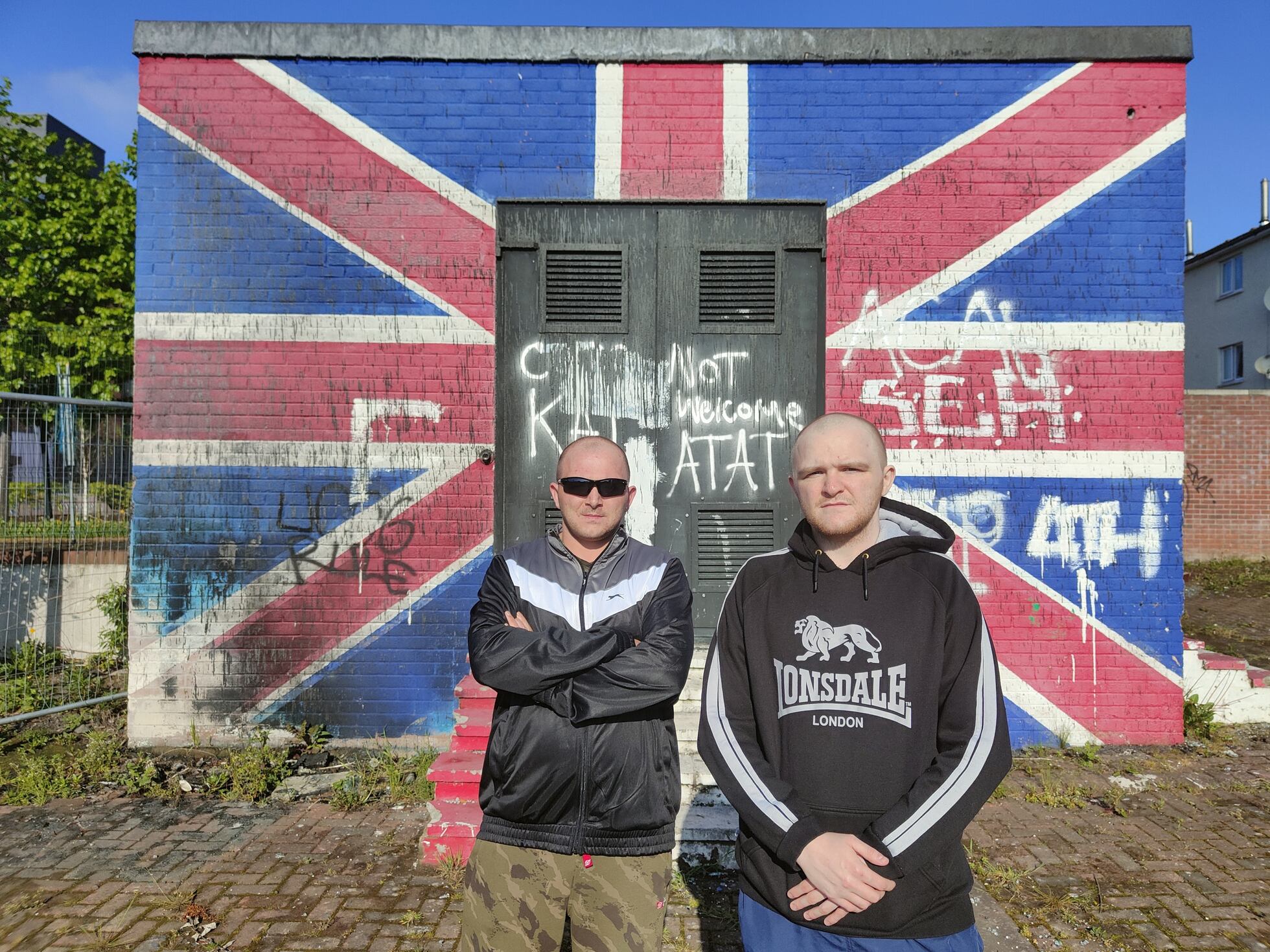 Wesley y Andrew, dos vecinos de Shankill Road (Belfast), este sábado.