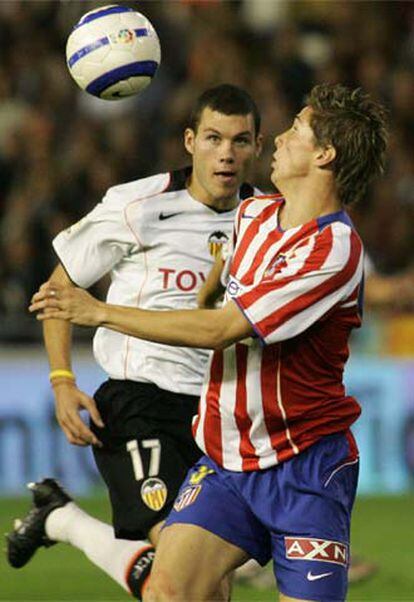 Fernando Torres intenta controlar el balón en un momento del partido.