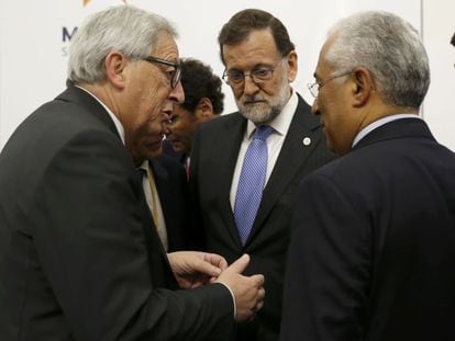Jean Claude Juncker, presidente de la UE, con Mariano Rajoy y Antonio Costa, primer ministro de Portugal, el pasado 3 de febrero en Malta.