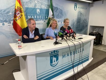 La alcaldesa de Marbella, Ángeles Muñoz, en el centro, en una rueda de prensa en el Ayuntamiento el pasado lunes.
