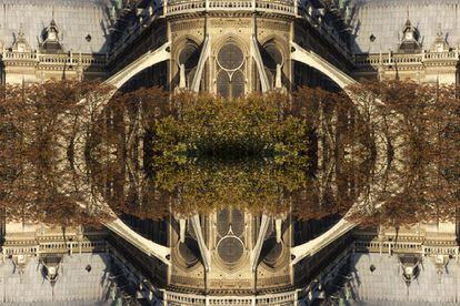 "[La catedral de] Nôtre Dame es uno de los lugares que más me hacen pensar en el amor, por ese amor mítico entre Quasimodo y Esmeralda. Es mi homenaje visual", explica el fotógrafo sobre su imagen de París.