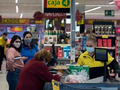 Una mujer paga este miércoles en la caja de un supermercado de Alcorcón.