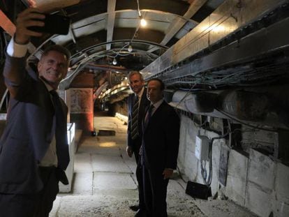 Visitantes en la inauguración de un túnel arqueológico, el domingo en Jerusalén. En vídeo, declaraciones de Mohammed Shtayyeh, Primer Ministro de Palestina.